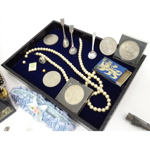 602 - A quantity of assorted costume jewellery to include a three strand bead necklace, a necklace with fa... 