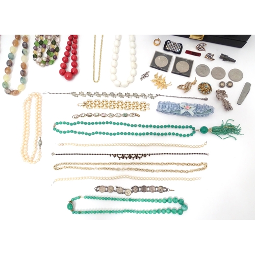 602 - A quantity of assorted costume jewellery to include a three strand bead necklace, a necklace with fa... 
