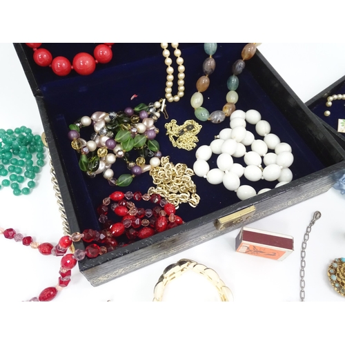 602 - A quantity of assorted costume jewellery to include a three strand bead necklace, a necklace with fa... 