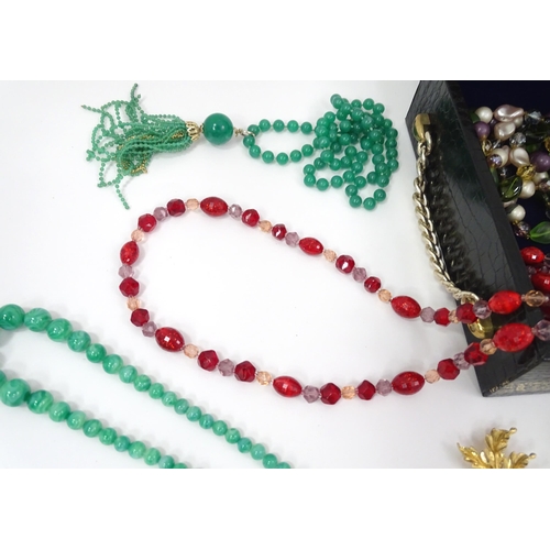 602 - A quantity of assorted costume jewellery to include a three strand bead necklace, a necklace with fa... 