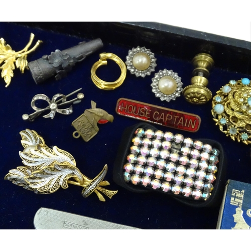 602 - A quantity of assorted costume jewellery to include a three strand bead necklace, a necklace with fa... 