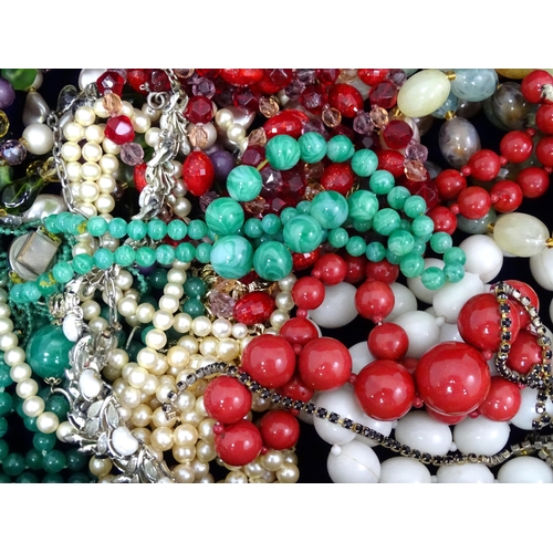 602 - A quantity of assorted costume jewellery to include a three strand bead necklace, a necklace with fa... 