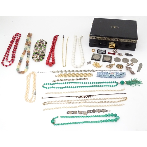 602 - A quantity of assorted costume jewellery to include a three strand bead necklace, a necklace with fa... 