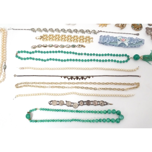 602 - A quantity of assorted costume jewellery to include a three strand bead necklace, a necklace with fa... 
