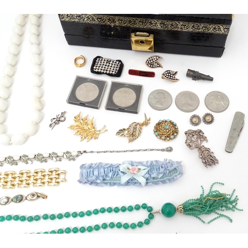 602 - A quantity of assorted costume jewellery to include a three strand bead necklace, a necklace with fa... 