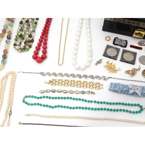 602 - A quantity of assorted costume jewellery to include a three strand bead necklace, a necklace with fa... 