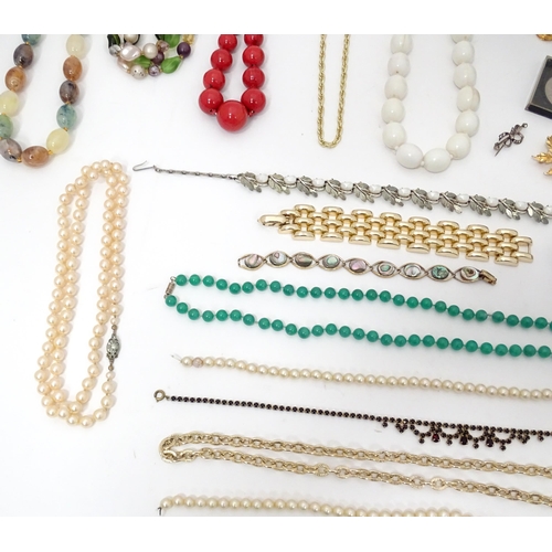 602 - A quantity of assorted costume jewellery to include a three strand bead necklace, a necklace with fa... 