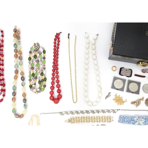 602 - A quantity of assorted costume jewellery to include a three strand bead necklace, a necklace with fa... 