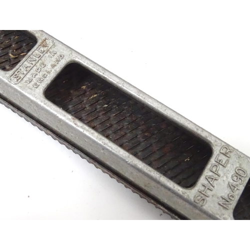 640 - Workshop Tools : a quantity of mid to late 20thC carpentry / woodworking tools to include chisels, p... 