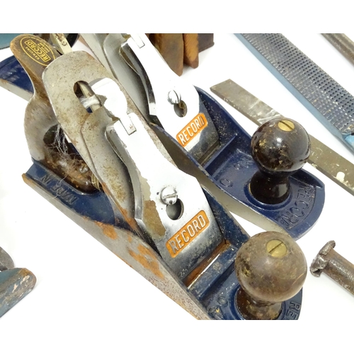 640 - Workshop Tools : a quantity of mid to late 20thC carpentry / woodworking tools to include chisels, p... 