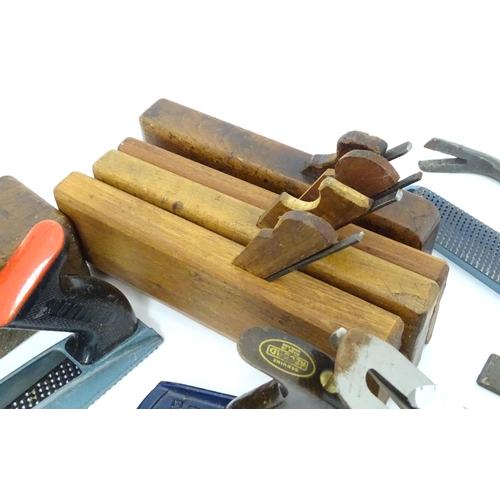 640 - Workshop Tools : a quantity of mid to late 20thC carpentry / woodworking tools to include chisels, p... 