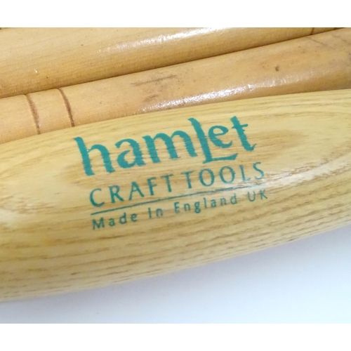 661 - Workshop Tools : a Perform six-piece carpentry chisel set, togther with eight loose examples by Haml... 