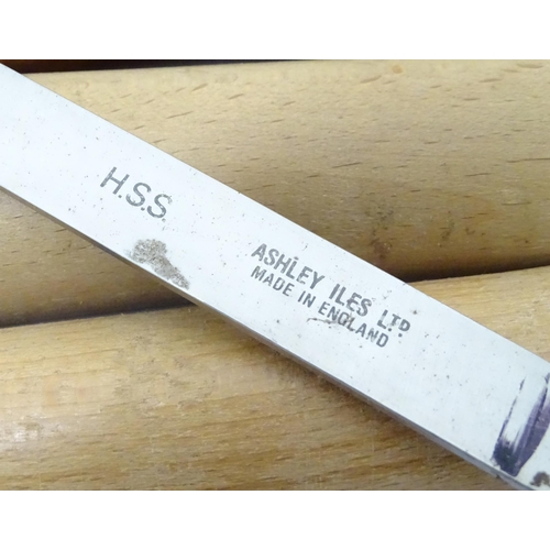 661 - Workshop Tools : a Perform six-piece carpentry chisel set, togther with eight loose examples by Haml... 