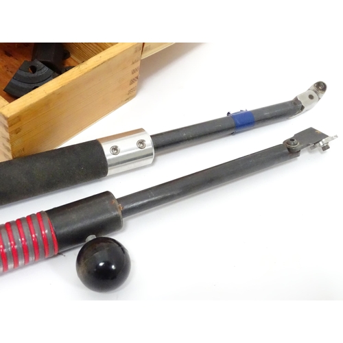 672 - Workshop Tools : a quantity of assorted carpentry / woodworking tools with manuals, to include Axmin... 