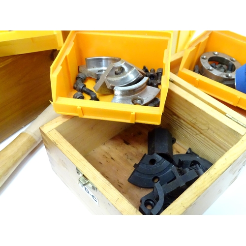 672 - Workshop Tools : a quantity of assorted carpentry / woodworking tools with manuals, to include Axmin... 