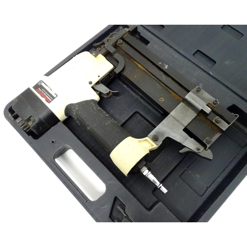 689 - Workshop Tools : a cased Axminster 6-22mm air stapler with manual, together with a cased Axminster 1... 