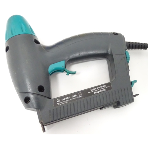 689 - Workshop Tools : a cased Axminster 6-22mm air stapler with manual, together with a cased Axminster 1... 