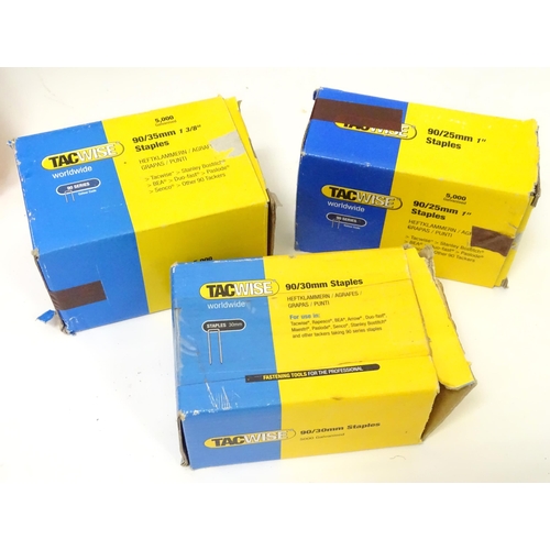 689 - Workshop Tools : a cased Axminster 6-22mm air stapler with manual, together with a cased Axminster 1... 