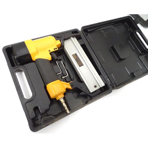 689 - Workshop Tools : a cased Axminster 6-22mm air stapler with manual, together with a cased Axminster 1... 