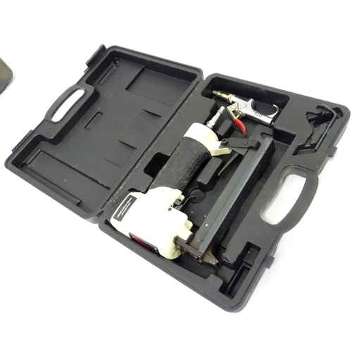 689 - Workshop Tools : a cased Axminster 6-22mm air stapler with manual, together with a cased Axminster 1... 