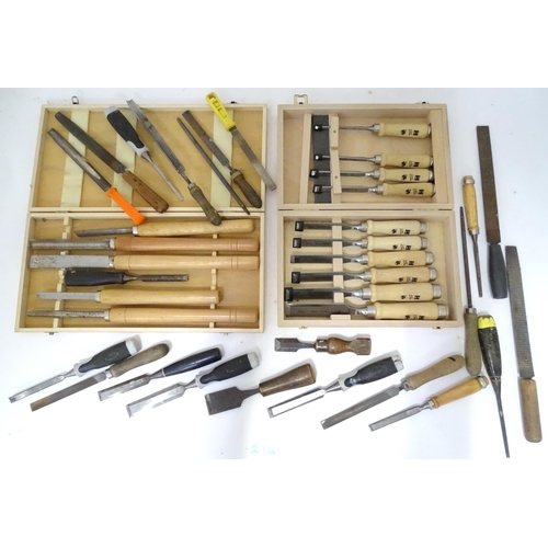 846 - Workshop Tools : a boxed set of six HMG chrome vanadium chisels, together with another chisel box an... 