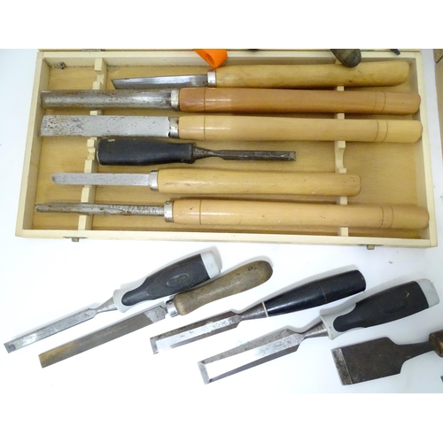 846 - Workshop Tools : a boxed set of six HMG chrome vanadium chisels, together with another chisel box an... 