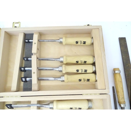 846 - Workshop Tools : a boxed set of six HMG chrome vanadium chisels, together with another chisel box an... 