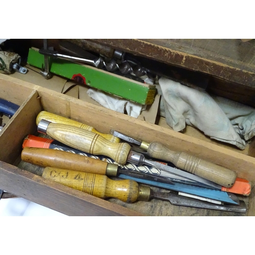 632 - A carpenter's fitted tool chest containing a quantity of hand tools, to include saws, drill bits, ch... 