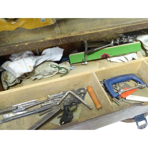 632 - A carpenter's fitted tool chest containing a quantity of hand tools, to include saws, drill bits, ch... 
