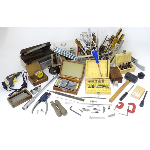 859 - A quantity of hand tools to include hot glue gun, pliers, mole grips, whetstones, router cutters, dr... 