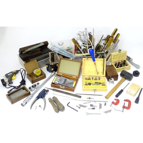 859 - A quantity of hand tools to include hot glue gun, pliers, mole grips, whetstones, router cutters, dr... 