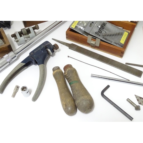 859 - A quantity of hand tools to include hot glue gun, pliers, mole grips, whetstones, router cutters, dr... 