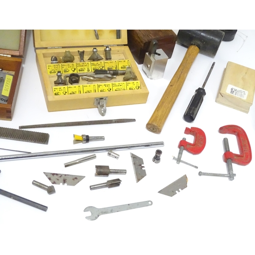 859 - A quantity of hand tools to include hot glue gun, pliers, mole grips, whetstones, router cutters, dr... 