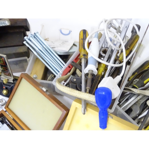 859 - A quantity of hand tools to include hot glue gun, pliers, mole grips, whetstones, router cutters, dr... 