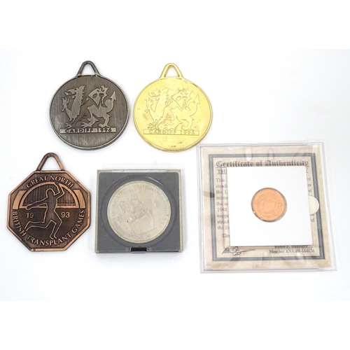 324 - A quantity of assorted items, comprising a 1953 Queen Elizabeth II coronation crown / five shillings... 