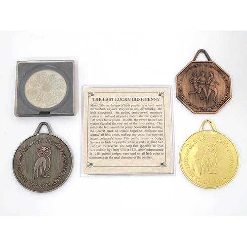 324 - A quantity of assorted items, comprising a 1953 Queen Elizabeth II coronation crown / five shillings... 