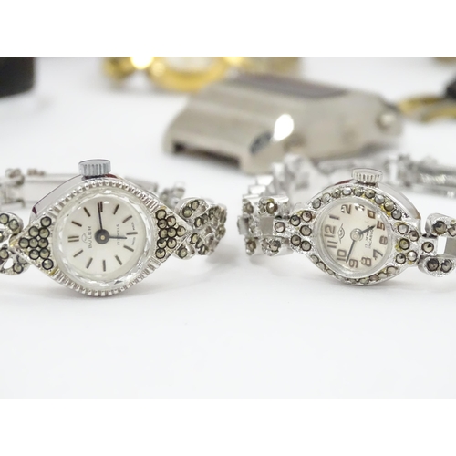 324 - A quantity of assorted items, comprising a 1953 Queen Elizabeth II coronation crown / five shillings... 