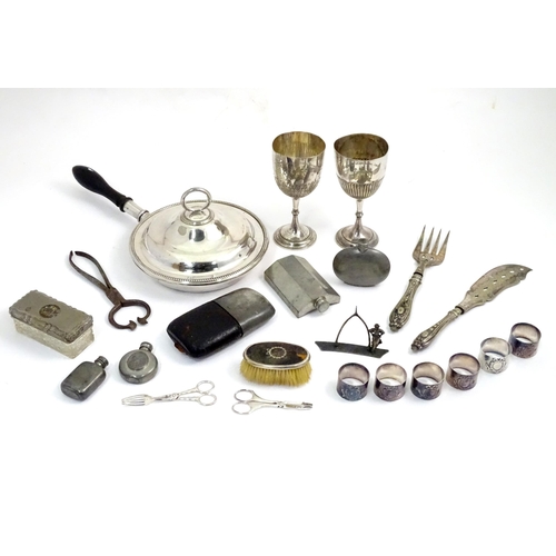 863 - A quantity of assorted silver plate / metal wares to include napkin rings, fish servers, trophy cups... 