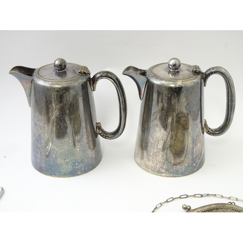 583 - A quantity of assorted silver plate items to include marrow scoop, coffee bean spoons, tongs, ashtra... 
