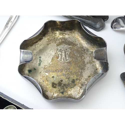 583 - A quantity of assorted silver plate items to include marrow scoop, coffee bean spoons, tongs, ashtra... 