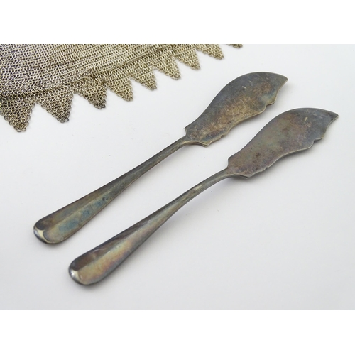 583 - A quantity of assorted silver plate items to include marrow scoop, coffee bean spoons, tongs, ashtra... 