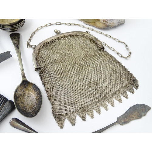 583 - A quantity of assorted silver plate items to include marrow scoop, coffee bean spoons, tongs, ashtra... 