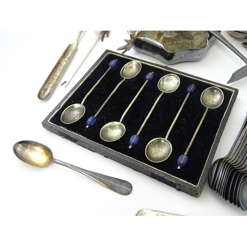 583 - A quantity of assorted silver plate items to include marrow scoop, coffee bean spoons, tongs, ashtra... 