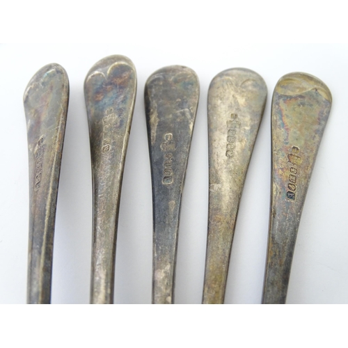 583 - A quantity of assorted silver plate items to include marrow scoop, coffee bean spoons, tongs, ashtra... 