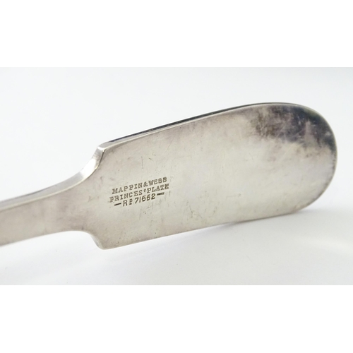 583 - A quantity of assorted silver plate items to include marrow scoop, coffee bean spoons, tongs, ashtra... 