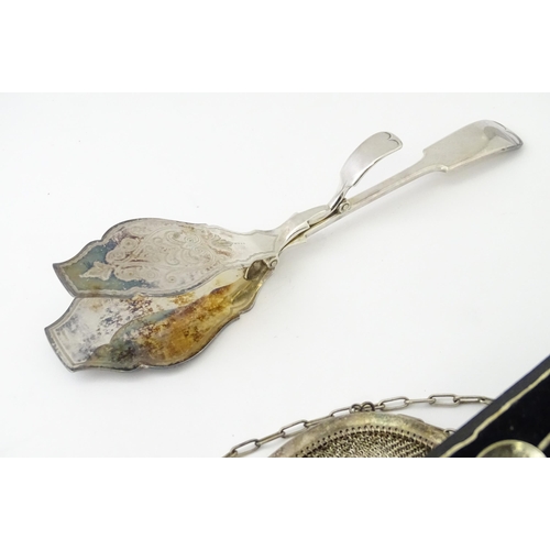 583 - A quantity of assorted silver plate items to include marrow scoop, coffee bean spoons, tongs, ashtra... 