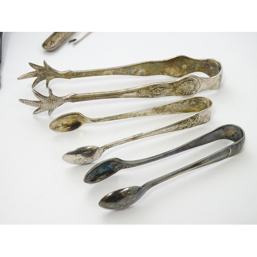 583 - A quantity of assorted silver plate items to include marrow scoop, coffee bean spoons, tongs, ashtra... 