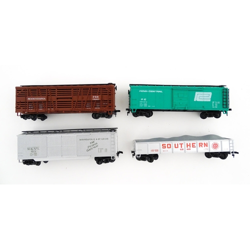 862 - Toys - Model Train / Railway Interest : Four AHM scale model HO gauge carriages comprising Penn Cent... 