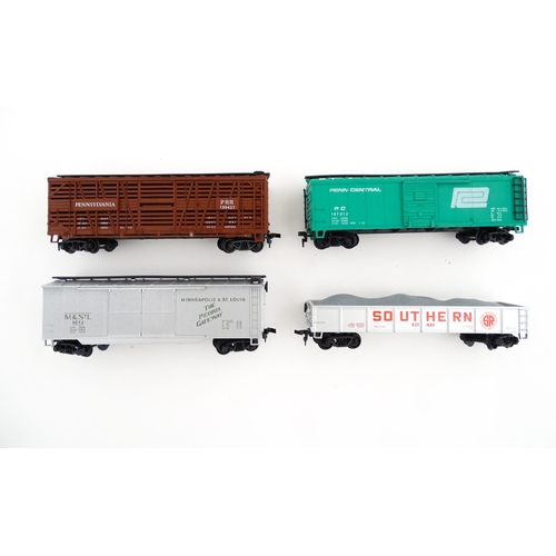 862 - Toys - Model Train / Railway Interest : Four AHM scale model HO gauge carriages comprising Penn Cent... 