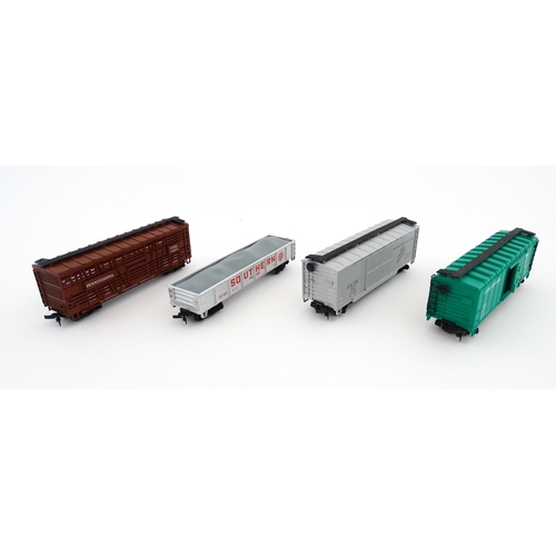 862 - Toys - Model Train / Railway Interest : Four AHM scale model HO gauge carriages comprising Penn Cent... 